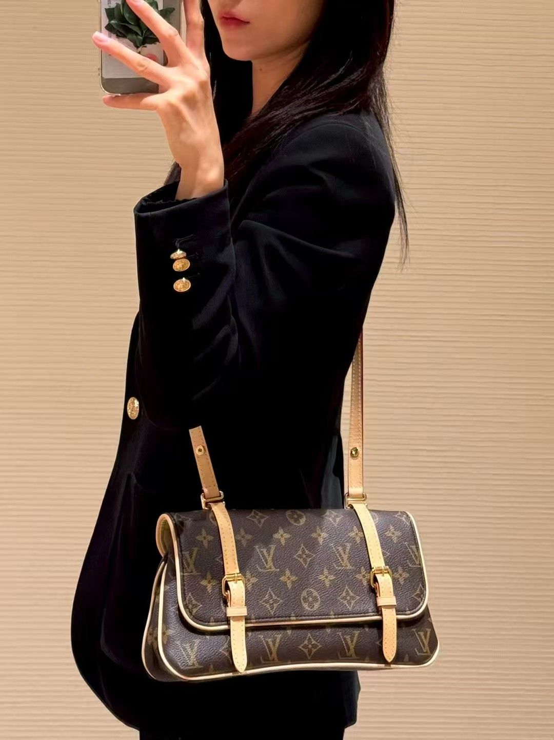 Classic Monogram Double Drawstring Vintage-Inspired Bag | Elegant Longline Silhouette Figure-Flattering 图 4
