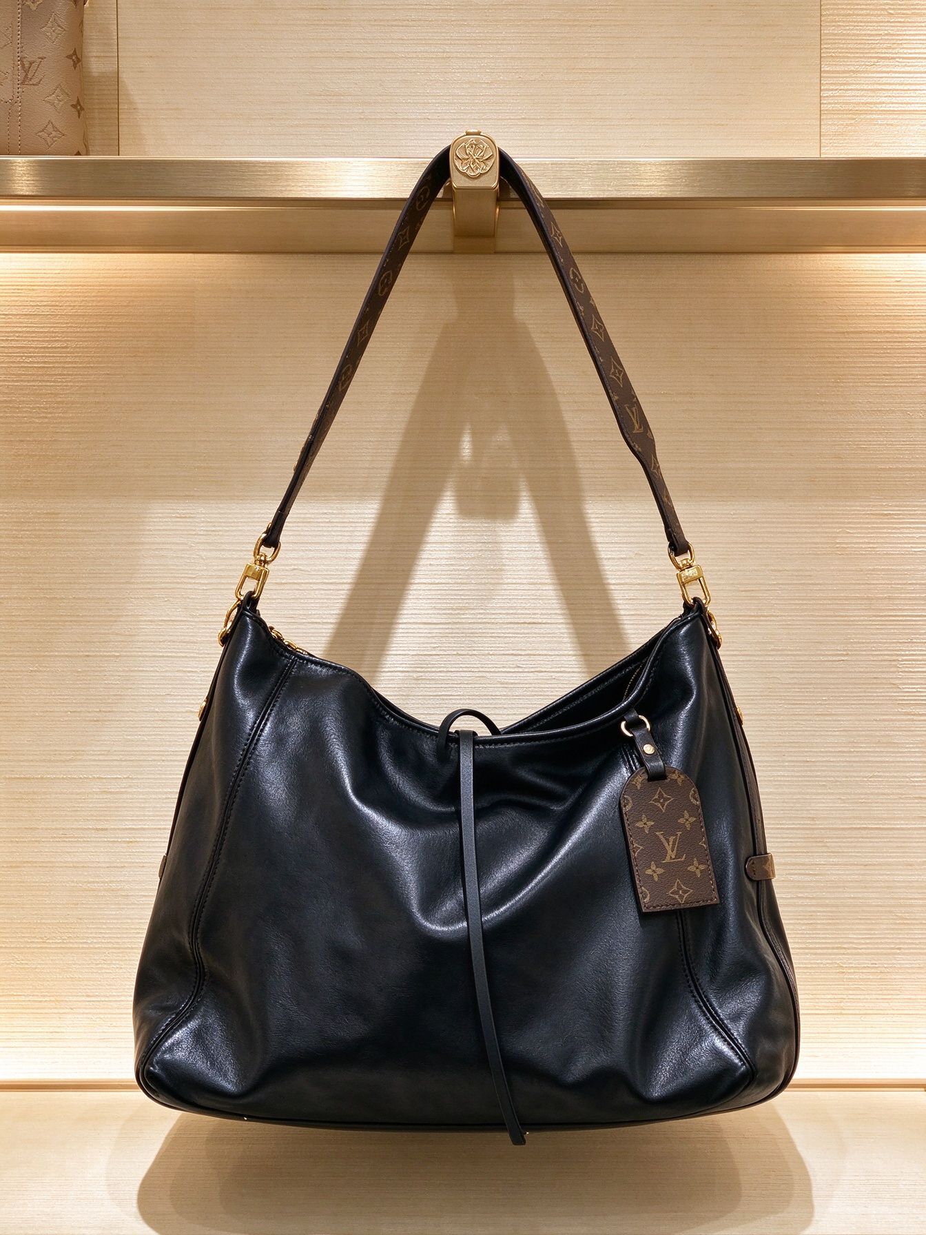 LV Louis Vuitton Black Glossy Soft Leather Hobo Tote Bag Floral Wide Shoulder Strap Large Capacity Shoulder Underarm Bag 图 2