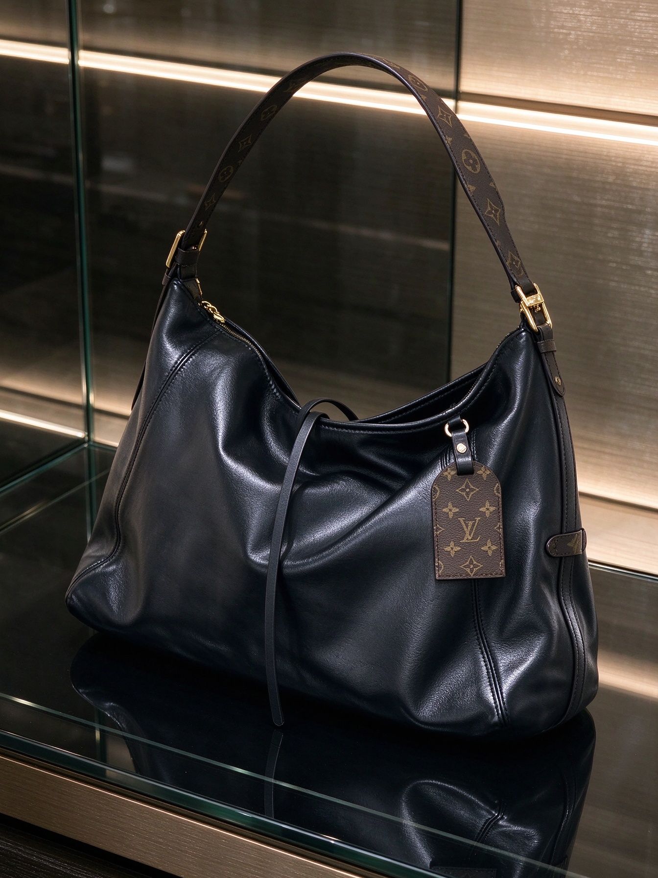 LV Louis Vuitton Black Glossy Soft Leather Hobo Tote Bag Floral Wide Shoulder Strap Large Capacity Shoulder Underarm Bag 图 4