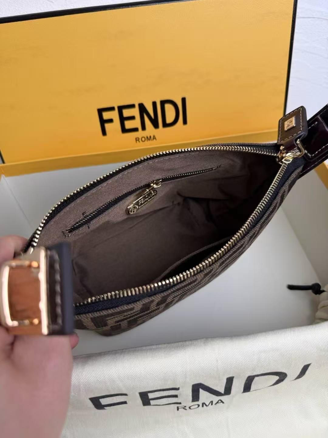 FF Jacquard Mini Roll Handbag, Vintage FF Pattern Canvas with Leather Trim, Adjustable Strap Crossbody Bag for Women 图 7