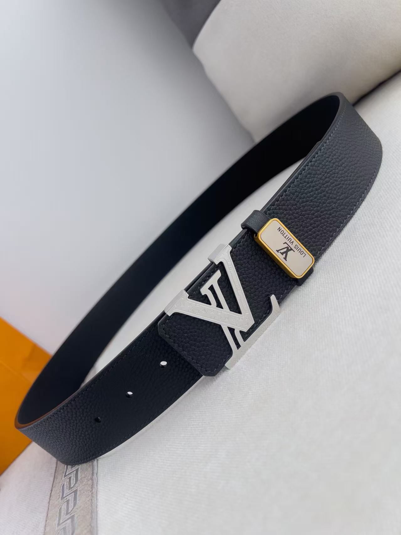 LV Initiales Men Belt, Black Taurillon Leather with Silver LV Buckle, Business Casual Reversible Waist Strap 图 4