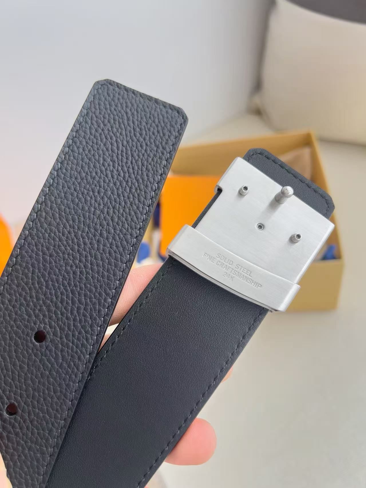 LV Initiales Men Belt, Black Taurillon Leather with Silver LV Buckle, Business Casual Reversible Waist Strap 图 7