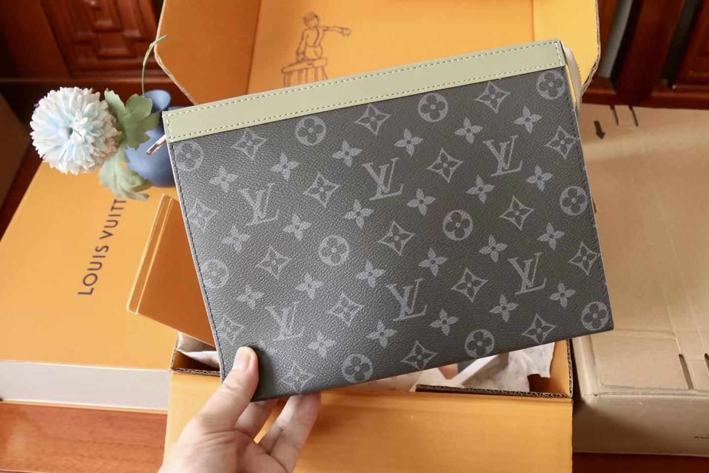 Louis Vuitton Monogram Clutch Bag, Light Green Leather Trim, Large Capacity Business Zipper Pouch 图 6