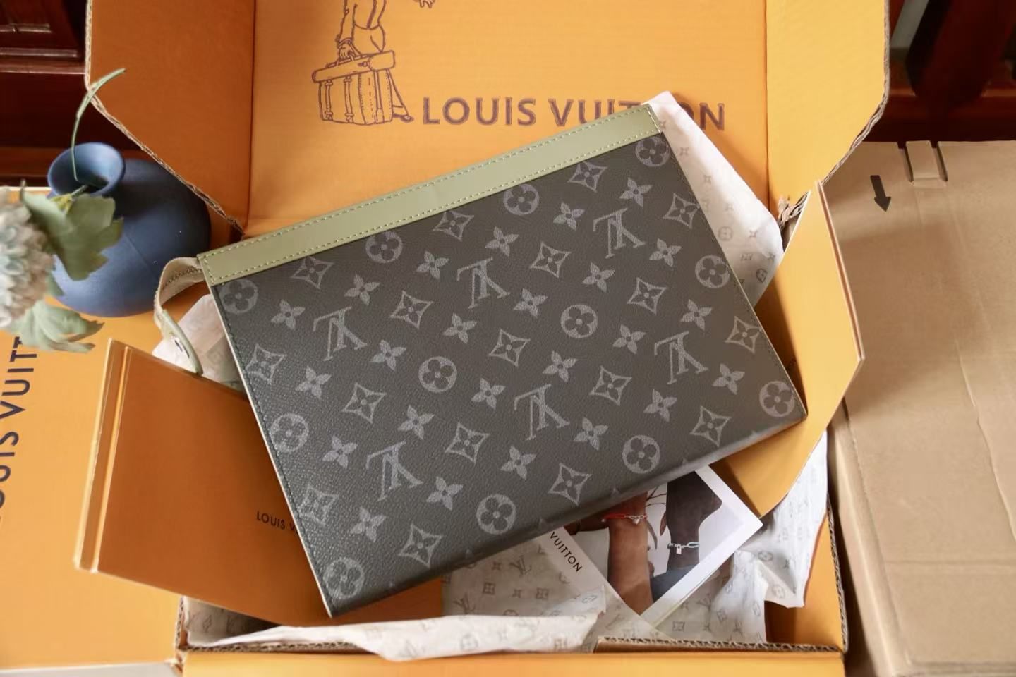 Louis Vuitton Monogram Clutch Bag, Light Green Leather Trim, Large Capacity Business Zipper Pouch 图 3
