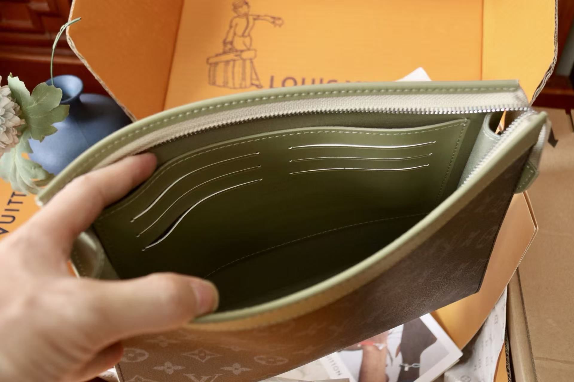 Louis Vuitton Monogram Clutch Bag, Light Green Leather Trim, Large Capacity Business Zipper Pouch 图 7