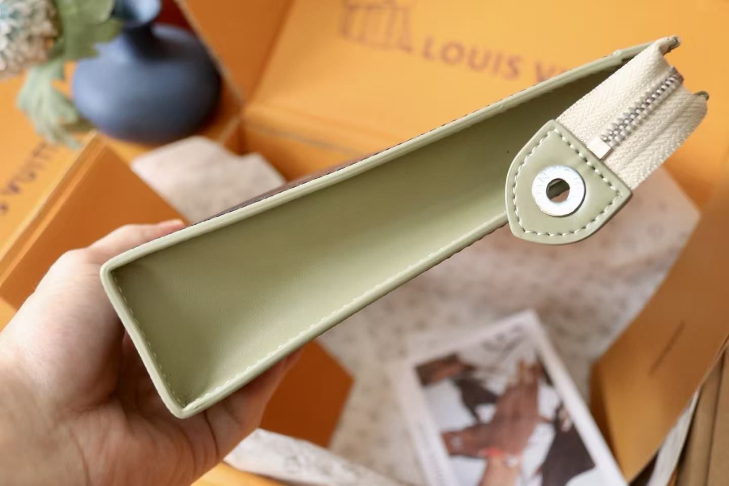 Louis Vuitton Monogram Clutch Bag, Light Green Leather Trim, Large Capacity Business Zipper Pouch 图 4