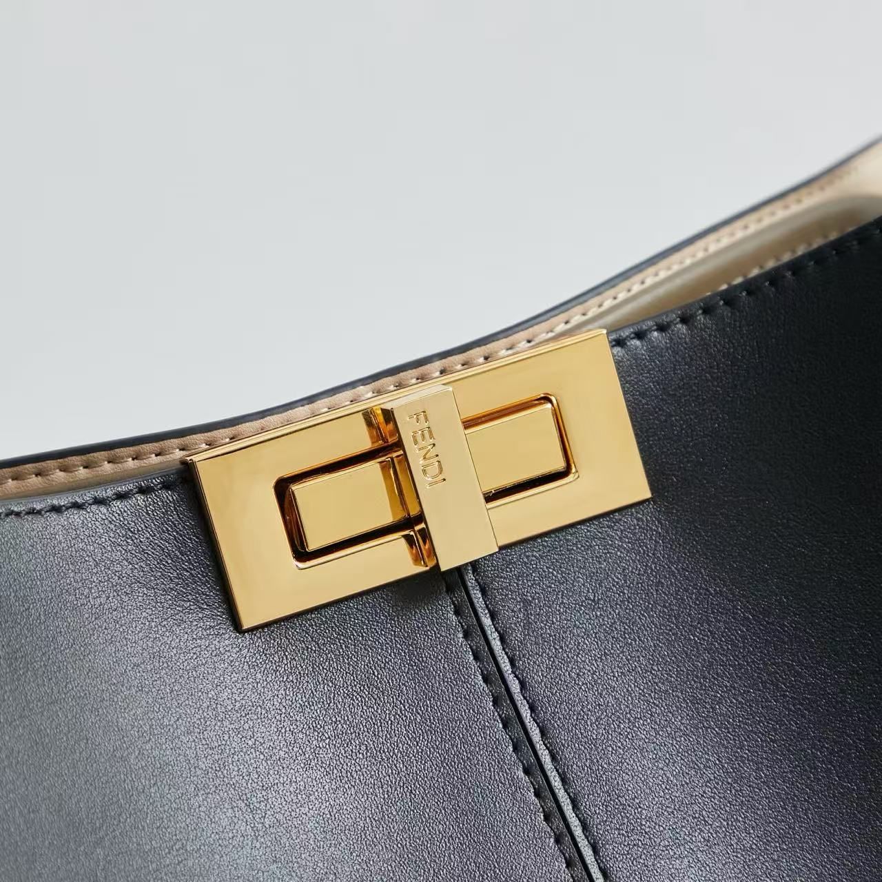 Tuba  Peekaboo Tas tangan yang ditingkatkan Lapisan pertama kulit sapi  42cm Tas jinjing berkapasitas tinggi Tas komuter strapless metal gesper klasik wanita 图 11