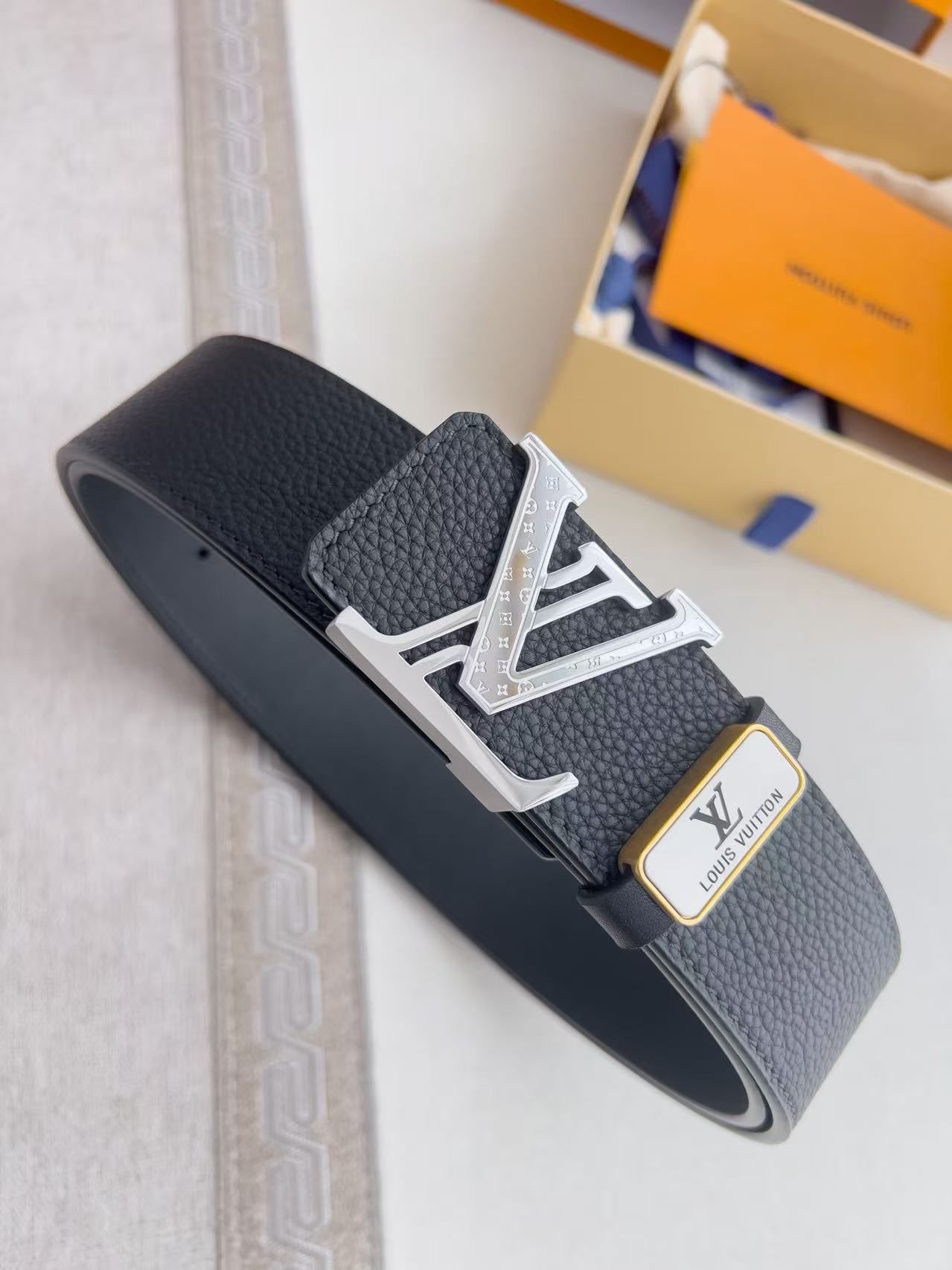 LV Initiales Men Belt, Black Taurillon Leather with Silver LV Buckle, Business Casual Reversible Waist Strap 图 3