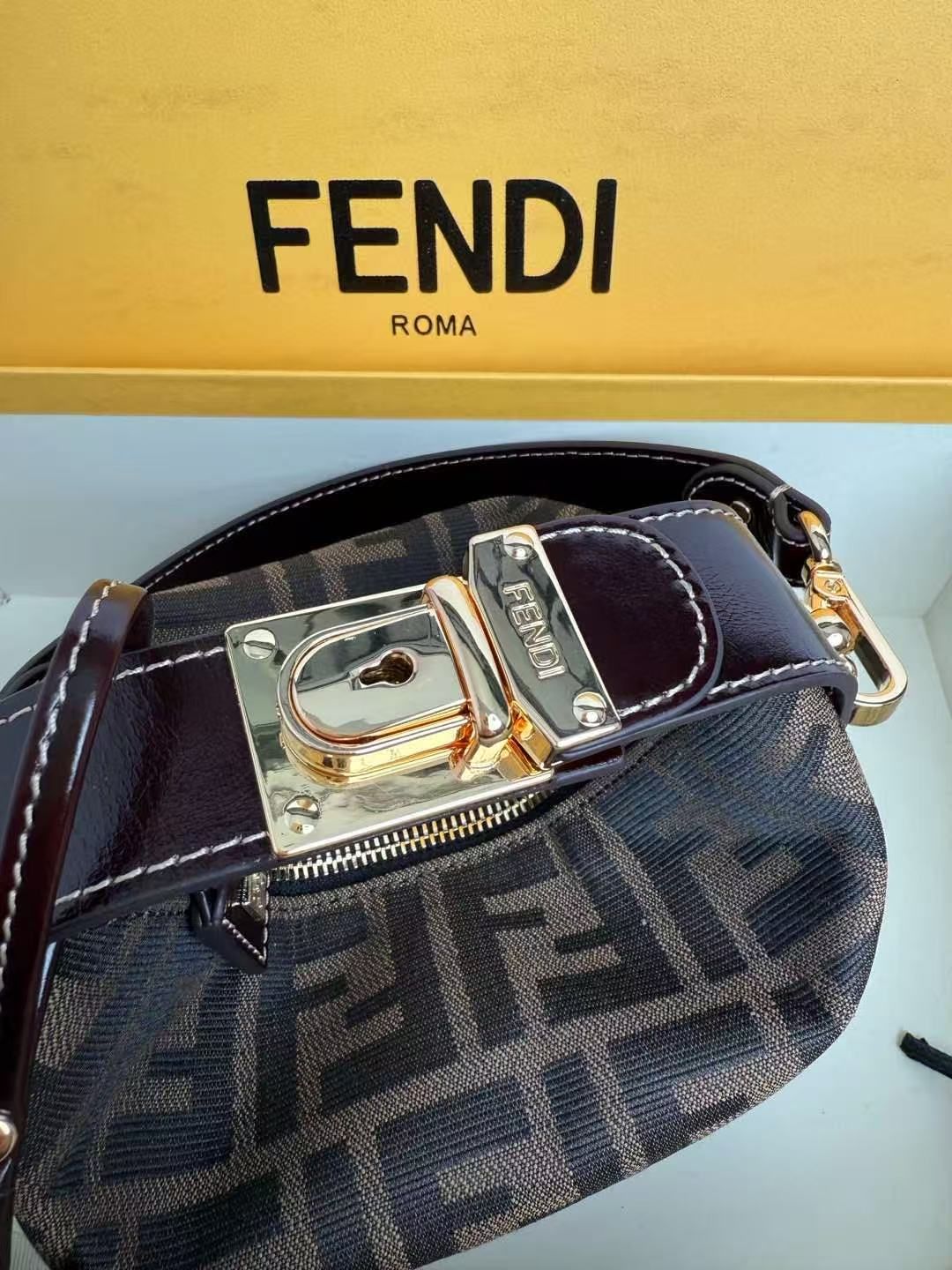 FF Jacquard Mini Roll Handbag, Vintage FF Pattern Canvas with Leather Trim, Adjustable Strap Crossbody Bag for Women 图 4