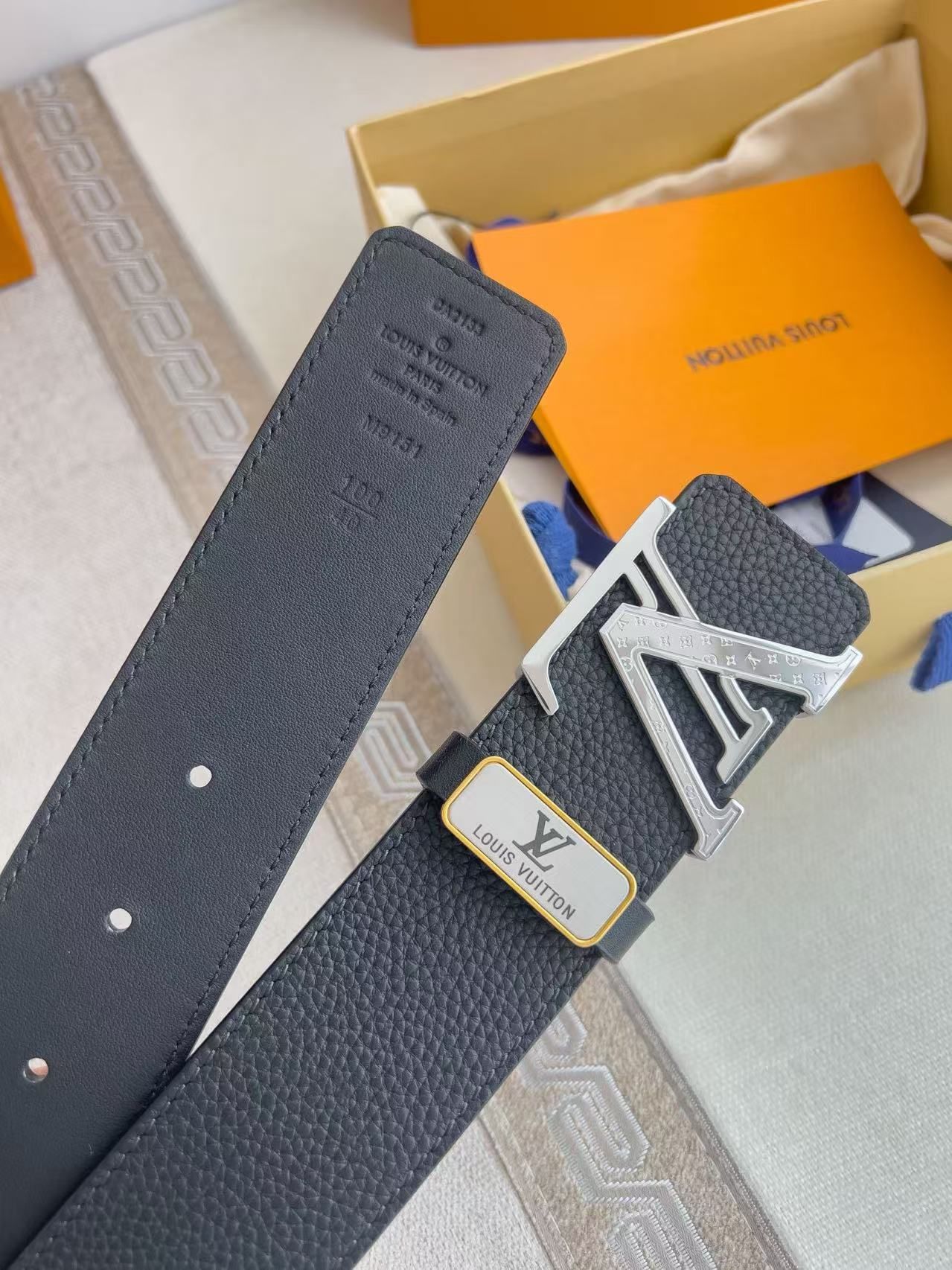 LV Initiales Men Belt, Black Taurillon Leather with Silver LV Buckle, Business Casual Reversible Waist Strap 图 6