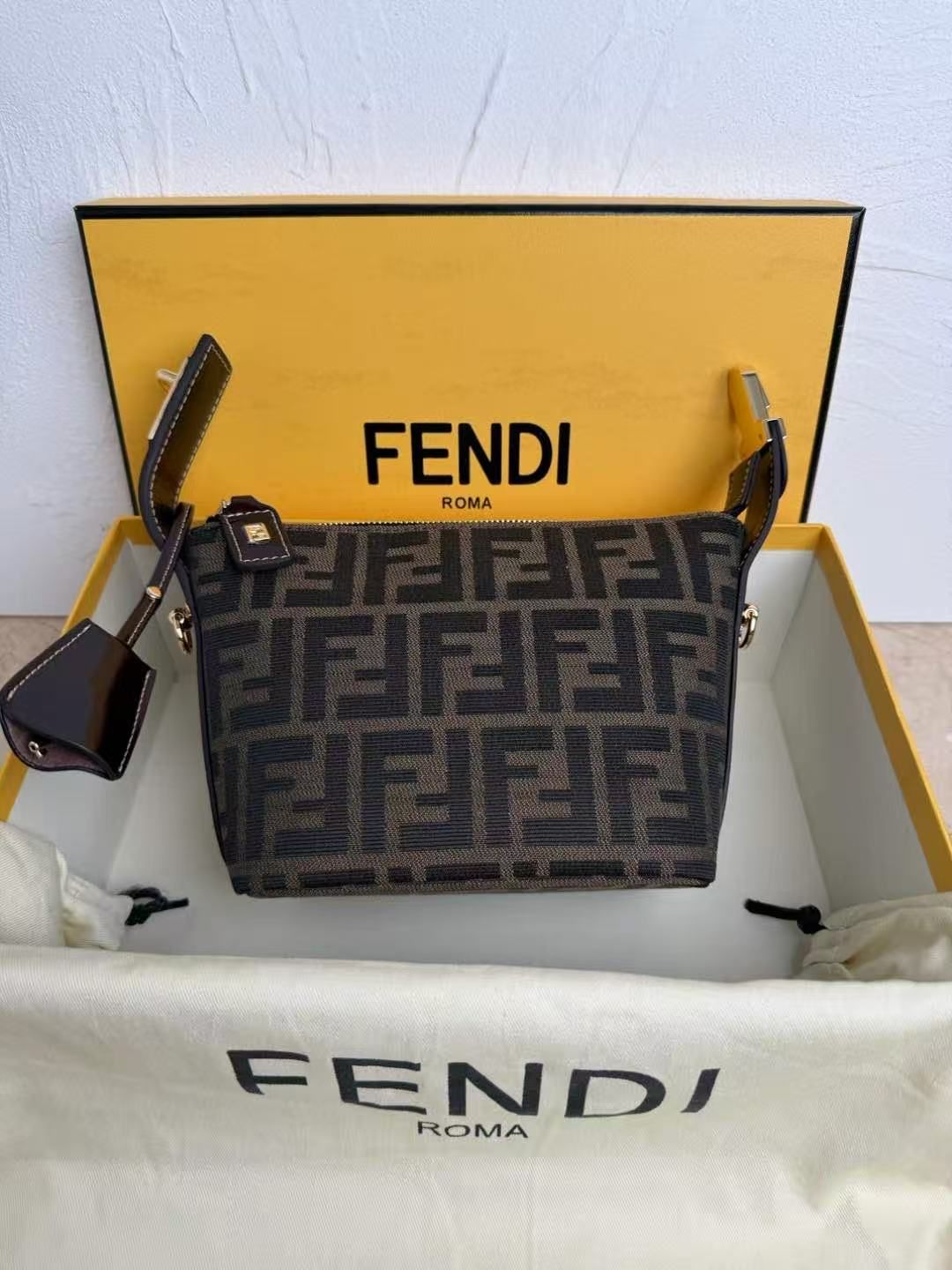 FF Jacquard Mini Roll Handbag, Vintage FF Pattern Canvas with Leather Trim, Adjustable Strap Crossbody Bag for Women 图 2