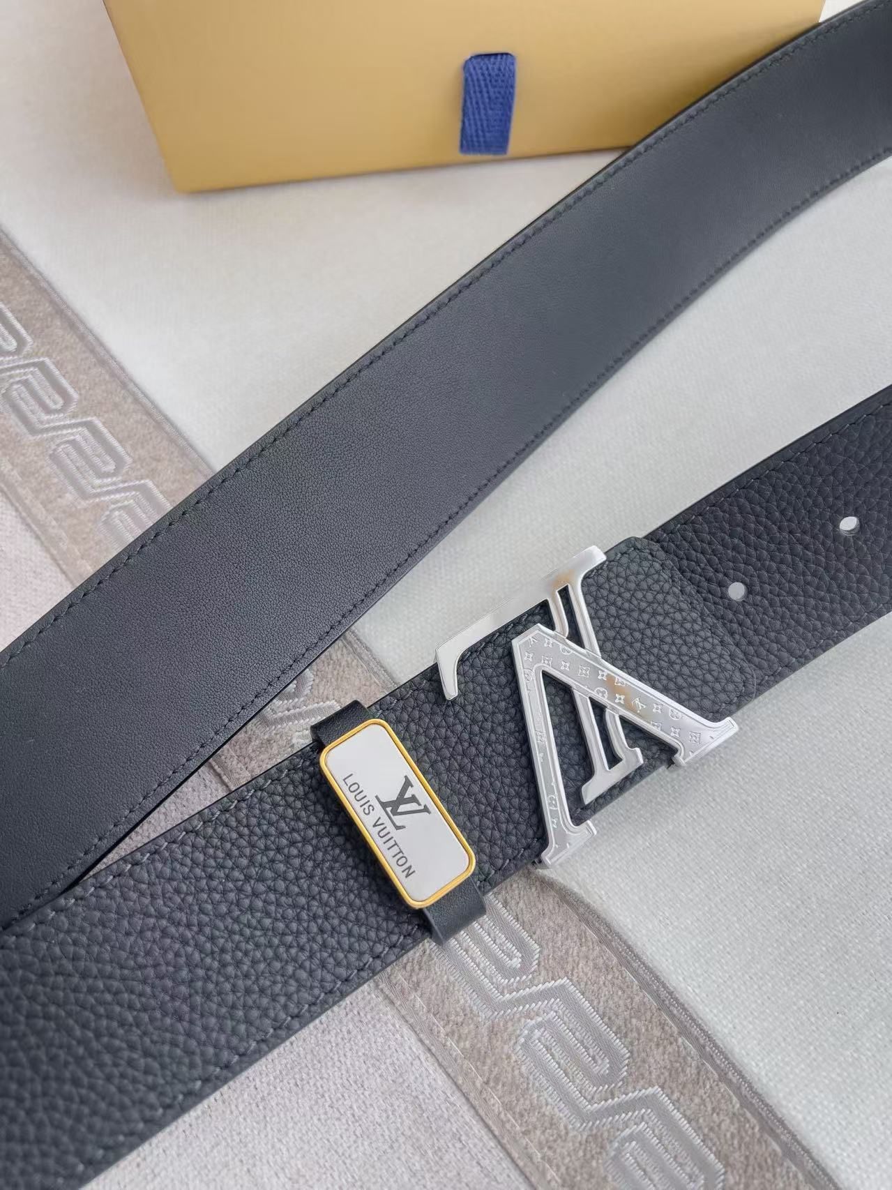 LV Initiales Men Belt, Black Taurillon Leather with Silver LV Buckle, Business Casual Reversible Waist Strap 图 5
