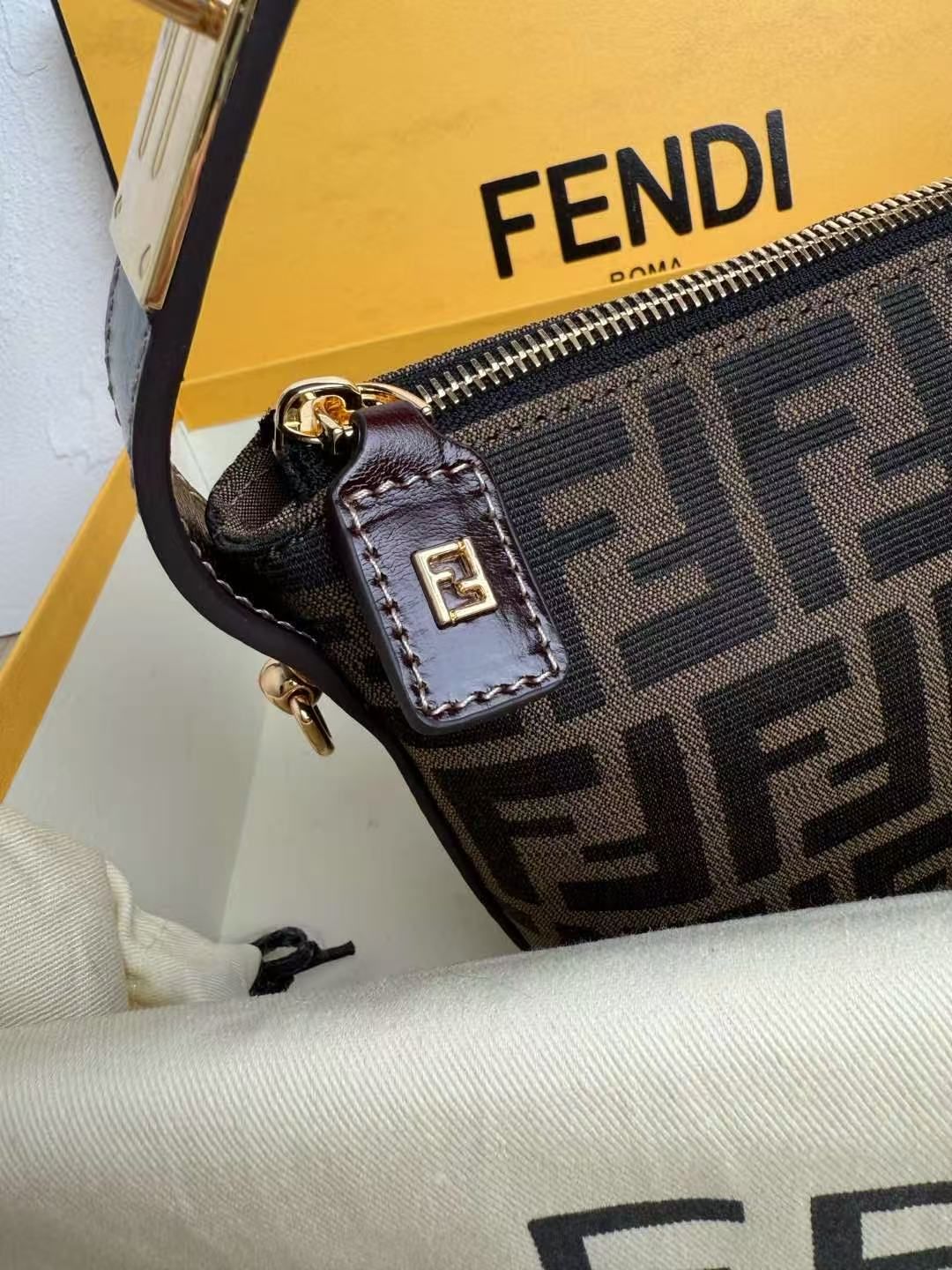 FF Jacquard Mini Roll Handbag, Vintage FF Pattern Canvas with Leather Trim, Adjustable Strap Crossbody Bag for Women 图 5