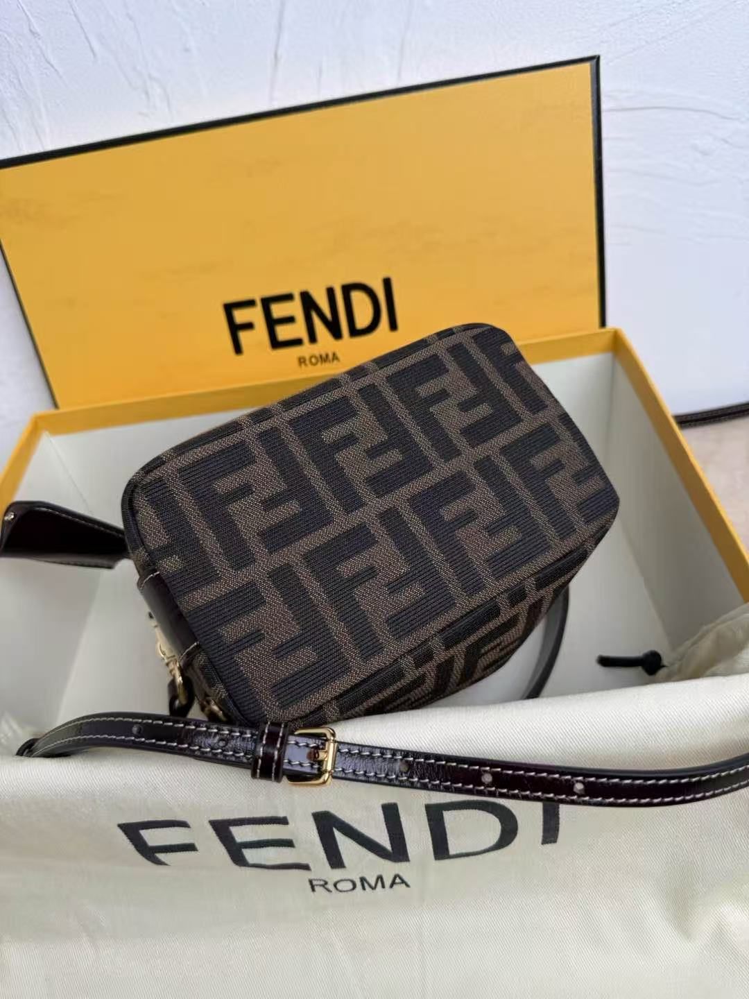 FF Jacquard Mini Roll Handbag, Vintage FF Pattern Canvas with Leather Trim, Adjustable Strap Crossbody Bag for Women 图 8