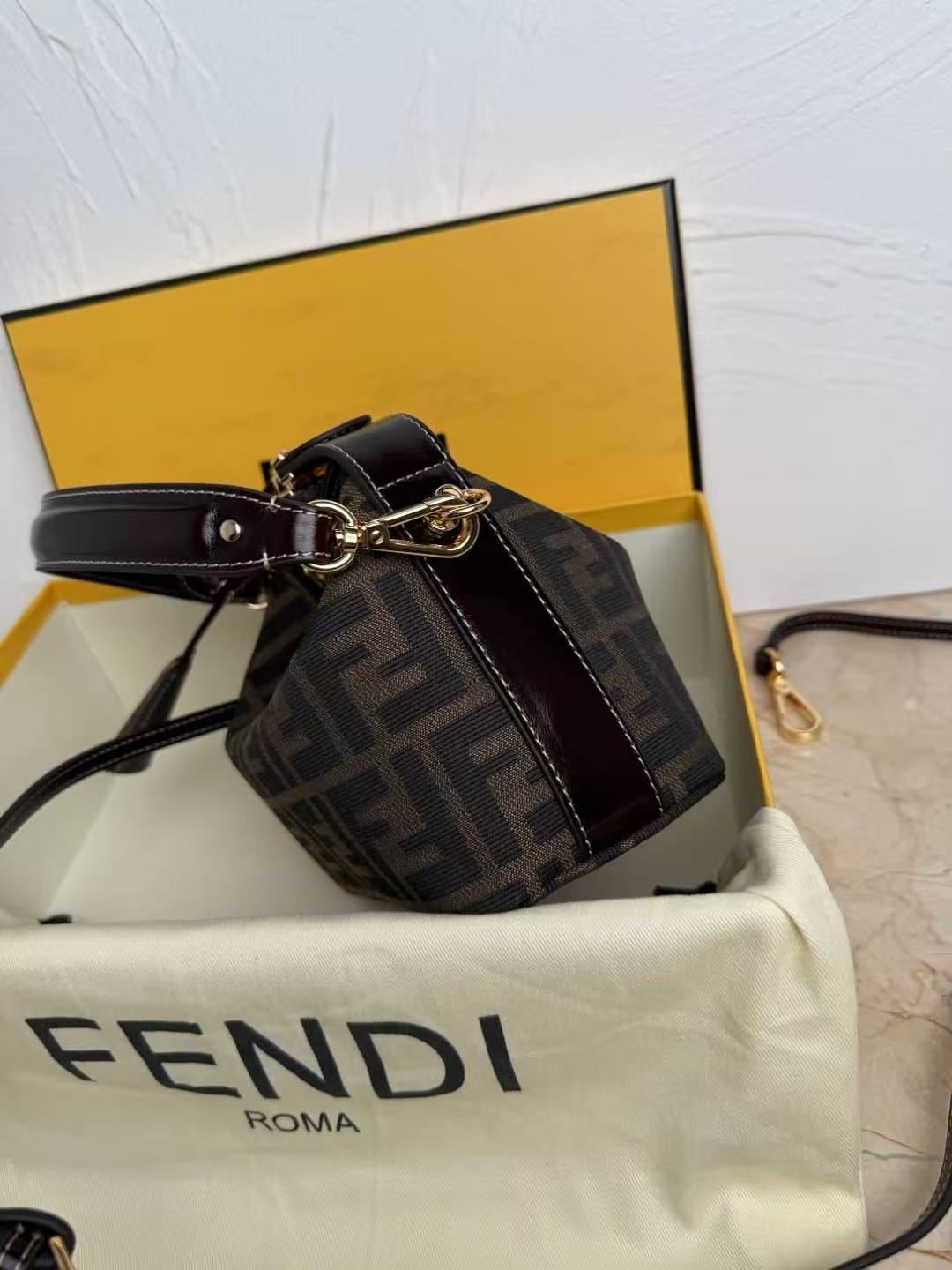 FF Jacquard Mini Roll Handbag, Vintage FF Pattern Canvas with Leather Trim, Adjustable Strap Crossbody Bag for Women 图 3
