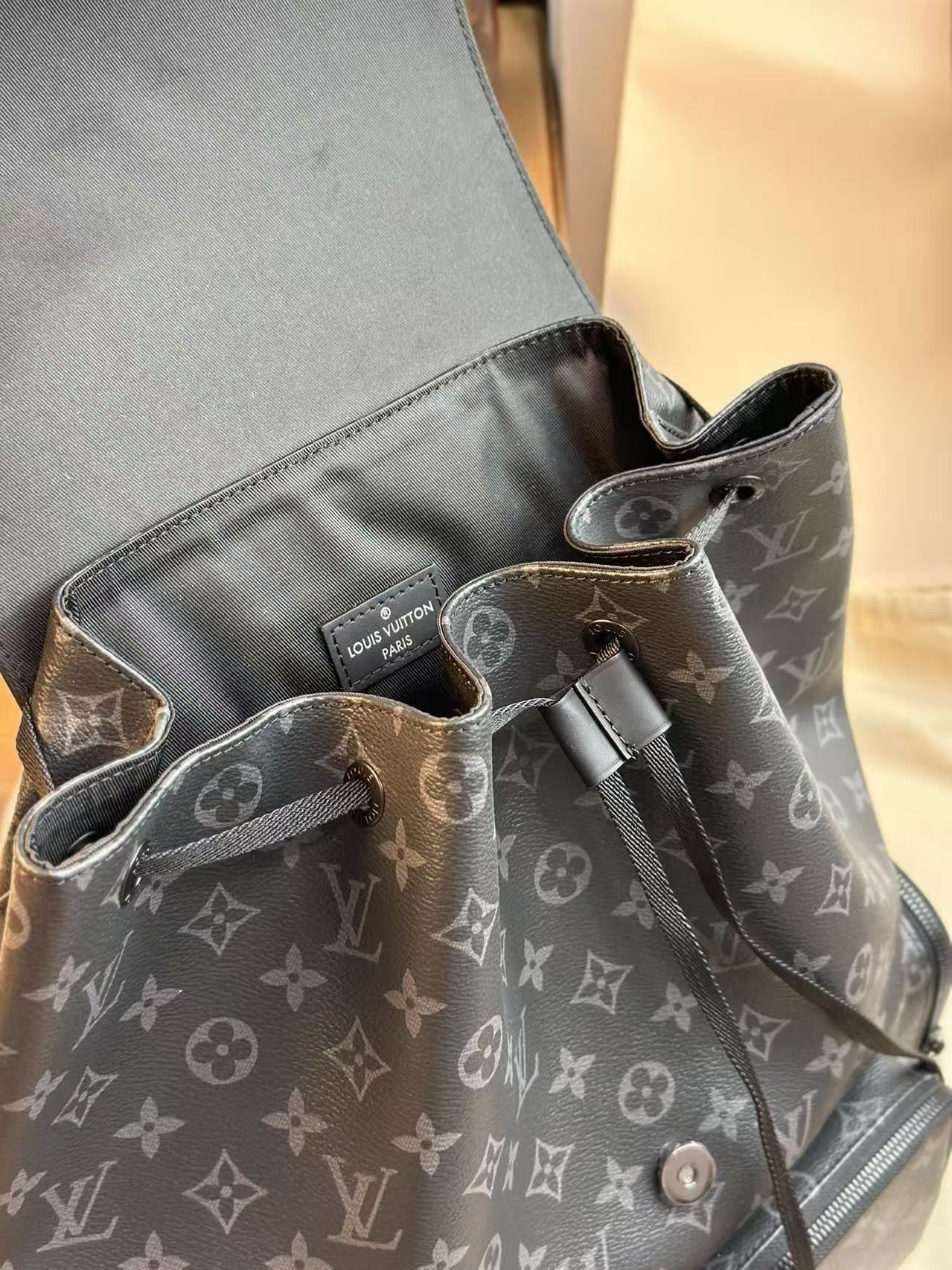 LV M45538 Monogram Eclipse Flap Drawstring Backpack For Men 图 9