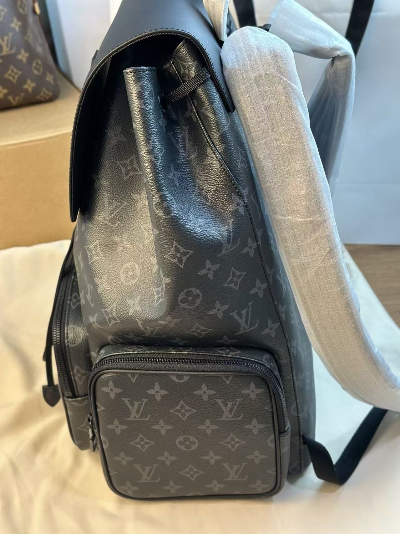 LV M45538 Monogram Eclipse Flap Drawstring Backpack For Men 图 5