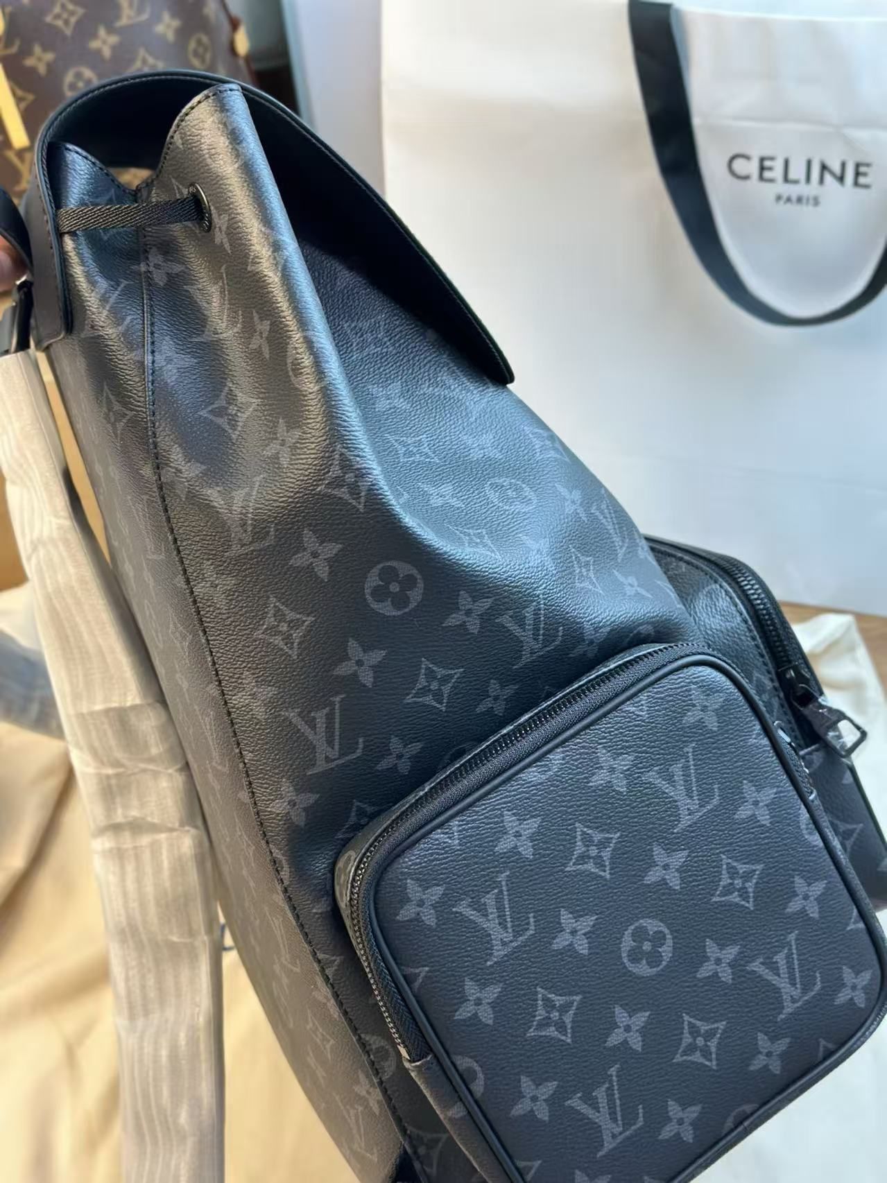 LV M45538 Monogram Eclipse Flap Drawstring Backpack For Men 图 3
