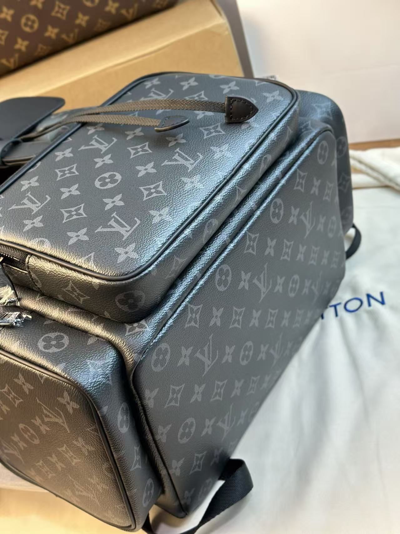 LV M45538 Monogram Eclipse Flap Drawstring Backpack For Men 图 8