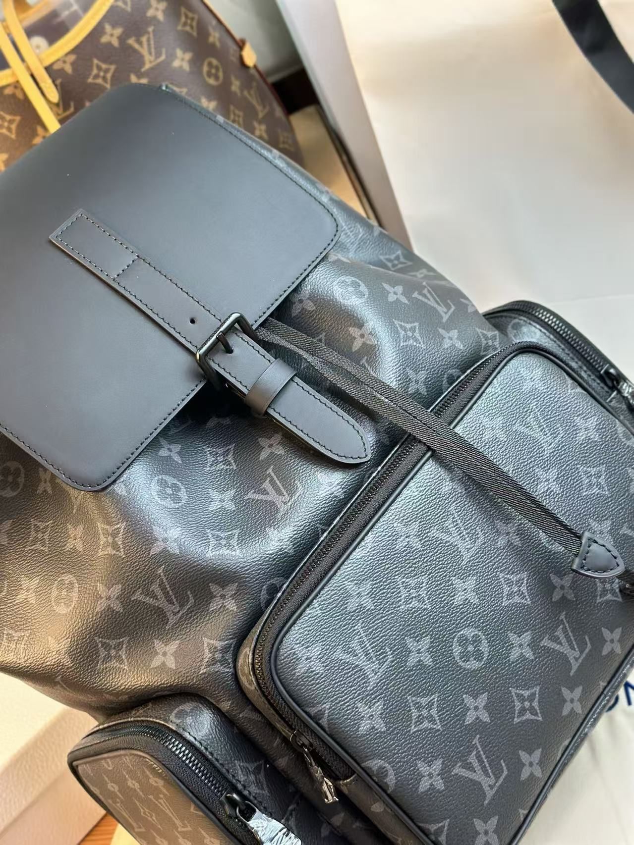 LV M45538 Monogram Eclipse Flap Drawstring Backpack For Men 图 4