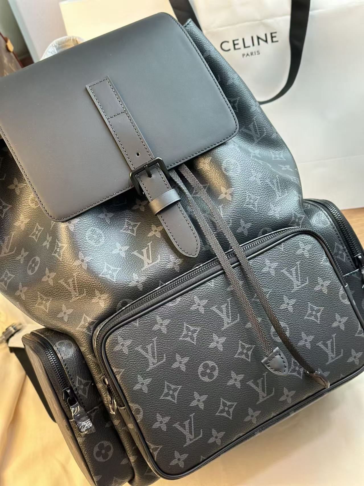 LV M45538 Monogram Eclipse Flap Drawstring Backpack For Men 图 2