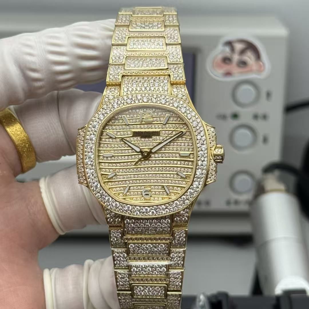 The Patek Philippe Nautilus Nautilus Womens Full Diamond (7118 Full Diamond Edition), the iconic Nautilus Octagon case, the dial is also designed with horizontal stripes full of diamonds.