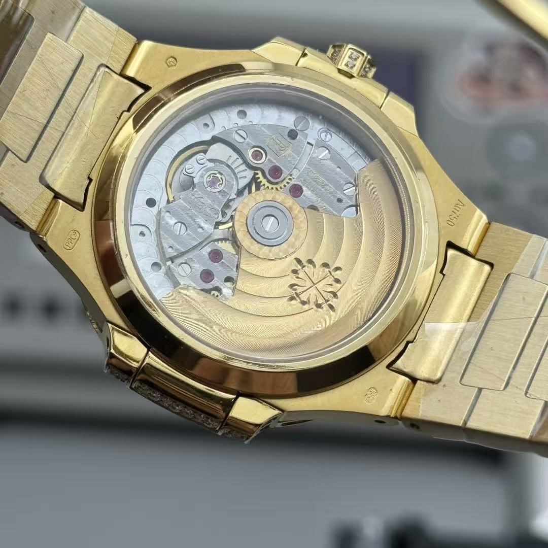 The Patek Philippe Nautilus Nautilus Womens Full Diamond (7118 Full Diamond Edition), the iconic Nautilus Octagon case, the dial is also designed with horizontal stripes full of diamonds. 图 6