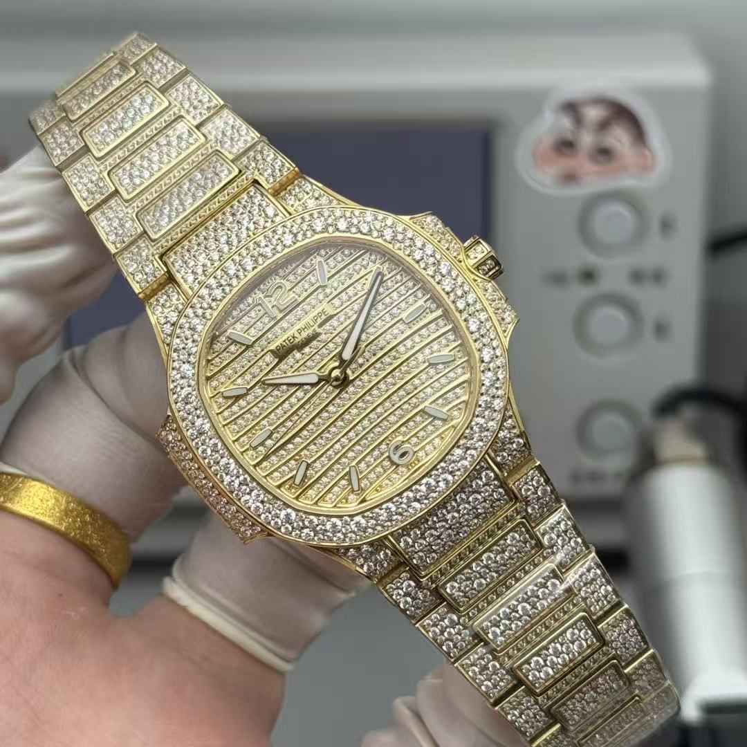The Patek Philippe Nautilus Nautilus Womens Full Diamond (7118 Full Diamond Edition), the iconic Nautilus Octagon case, the dial is also designed with horizontal stripes full of diamonds. 图 3