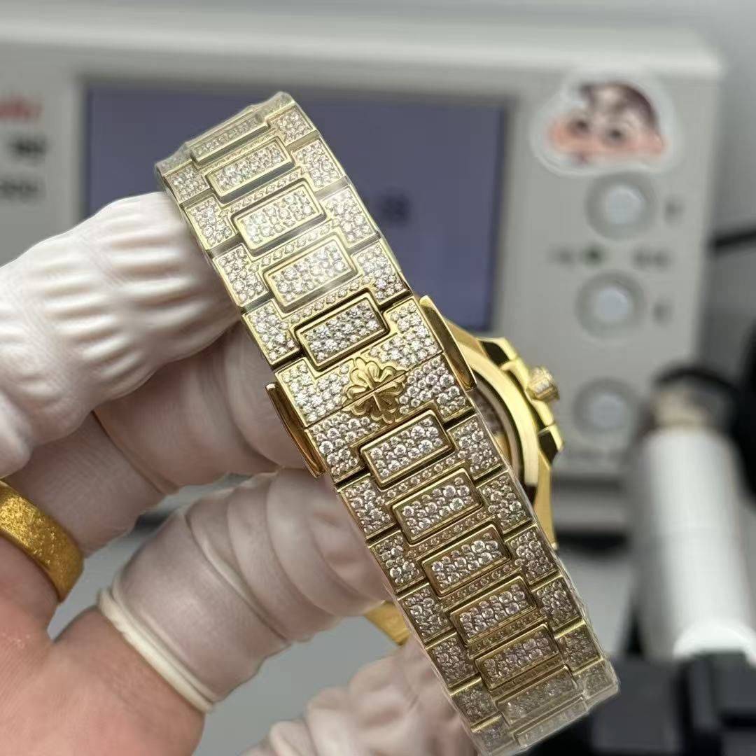 The Patek Philippe Nautilus Nautilus Womens Full Diamond (7118 Full Diamond Edition), the iconic Nautilus Octagon case, the dial is also designed with horizontal stripes full of diamonds. 图 7
