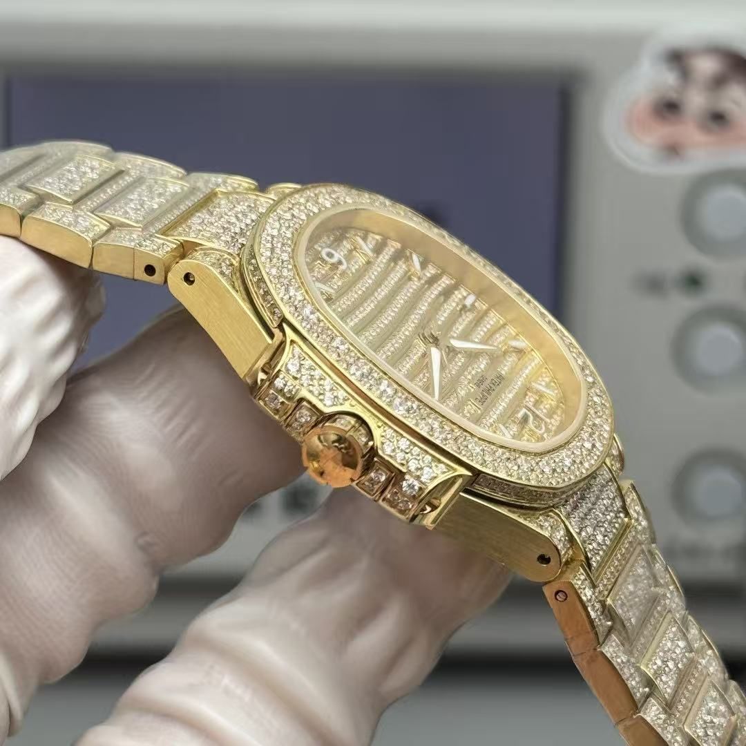 The Patek Philippe Nautilus Nautilus Womens Full Diamond (7118 Full Diamond Edition), the iconic Nautilus Octagon case, the dial is also designed with horizontal stripes full of diamonds. 图 5