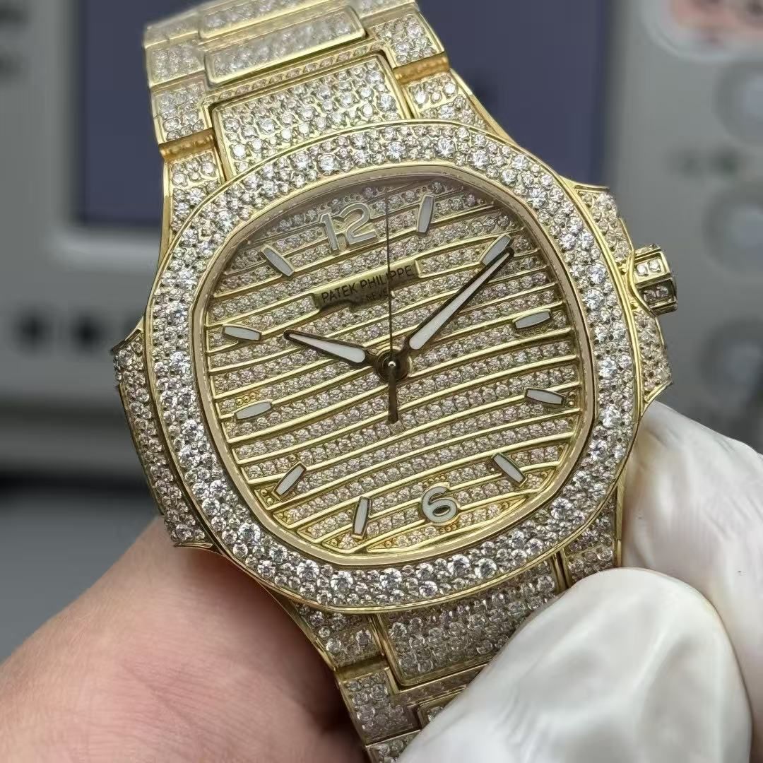 The Patek Philippe Nautilus Nautilus Womens Full Diamond (7118 Full Diamond Edition), the iconic Nautilus Octagon case, the dial is also designed with horizontal stripes full of diamonds. 图 4