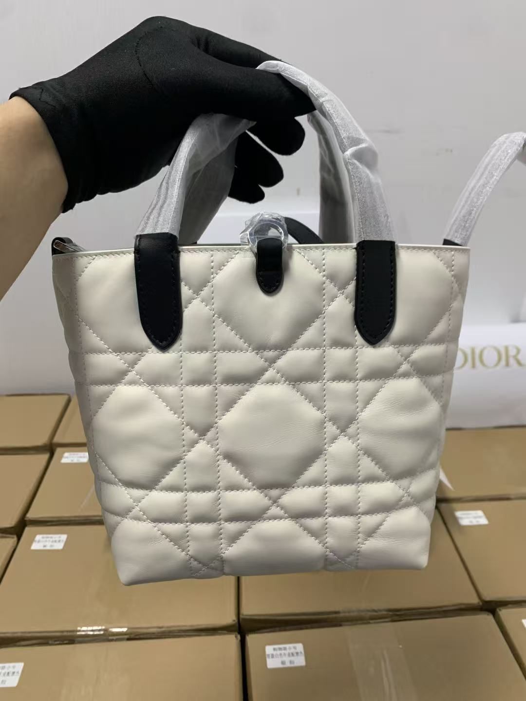 Dior Toujours rattan tote bag in beige white and black cowhide handbag with matching pouch 图 8