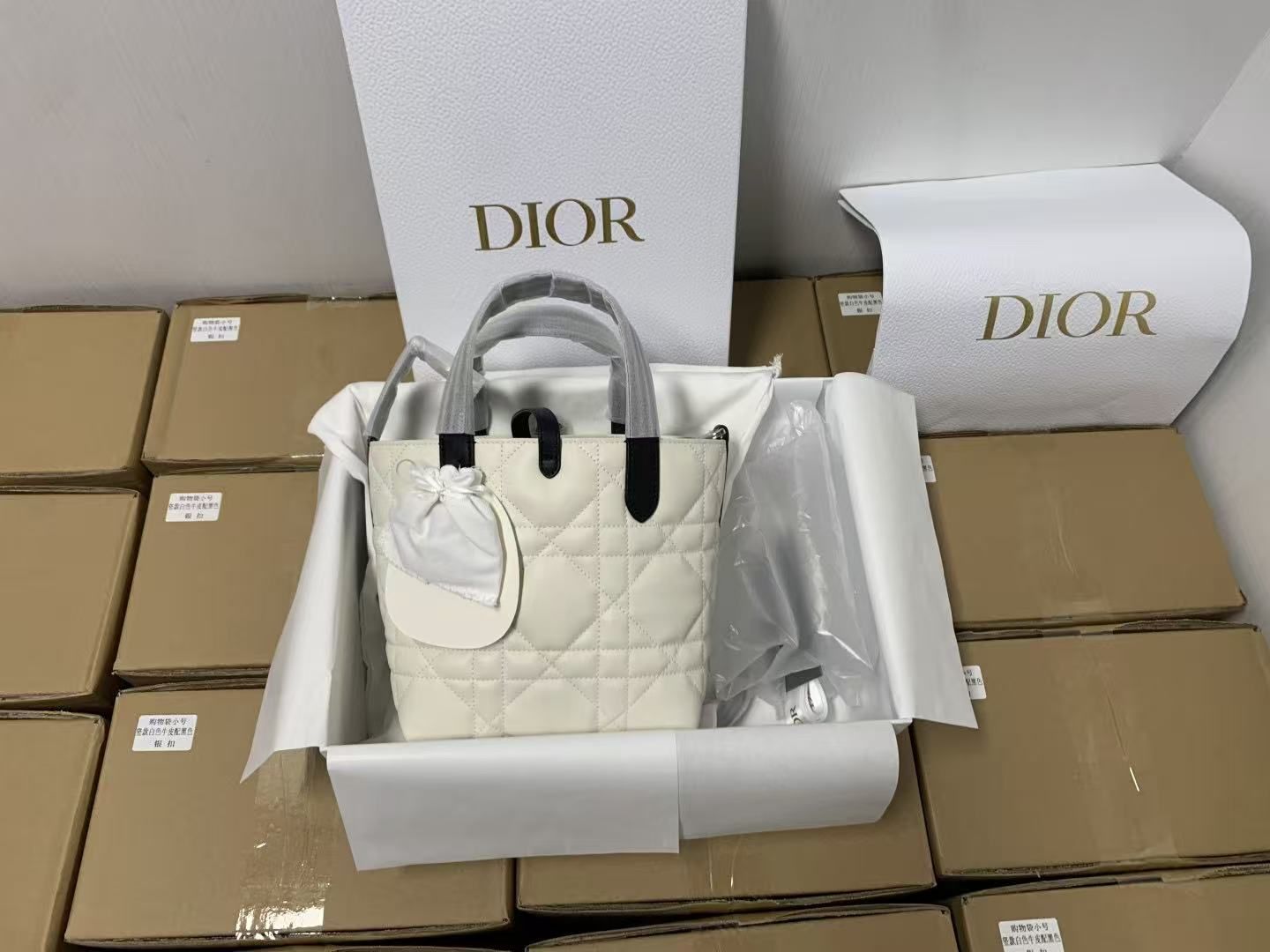 Dior Toujours rattan tote bag in beige white and black cowhide handbag with matching pouch 图 9