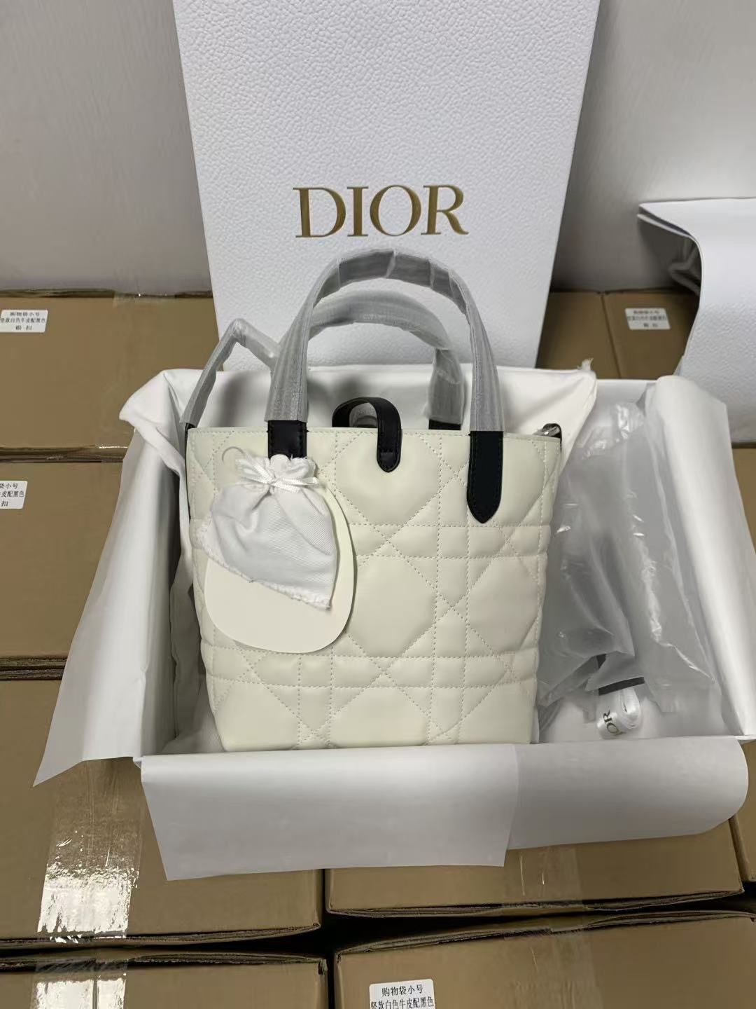 Dior Toujours rattan tote bag in beige white and black cowhide handbag with matching pouch 图 3