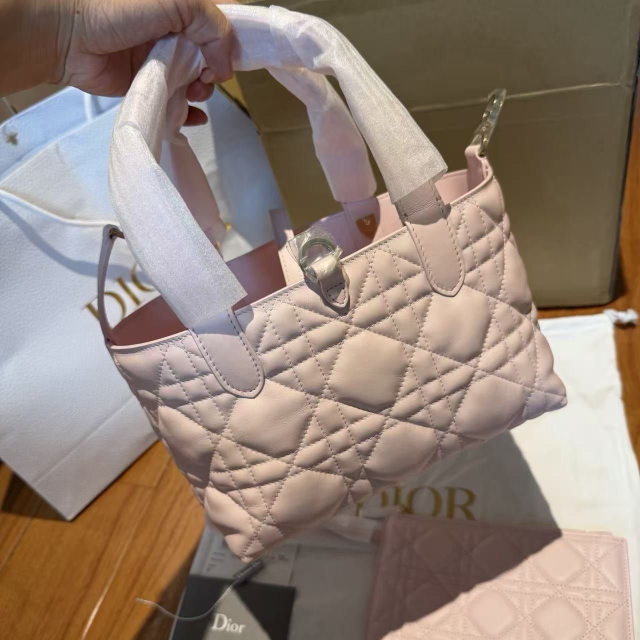 Dior Toujours rattan tote bag in pink cowhide with matching small wallet