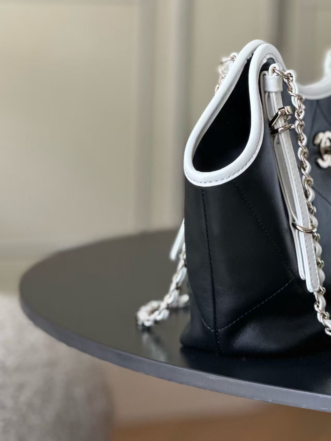 Chanel > Balsamic wavy rhombus tote with adjustable leather chain strap 图 3