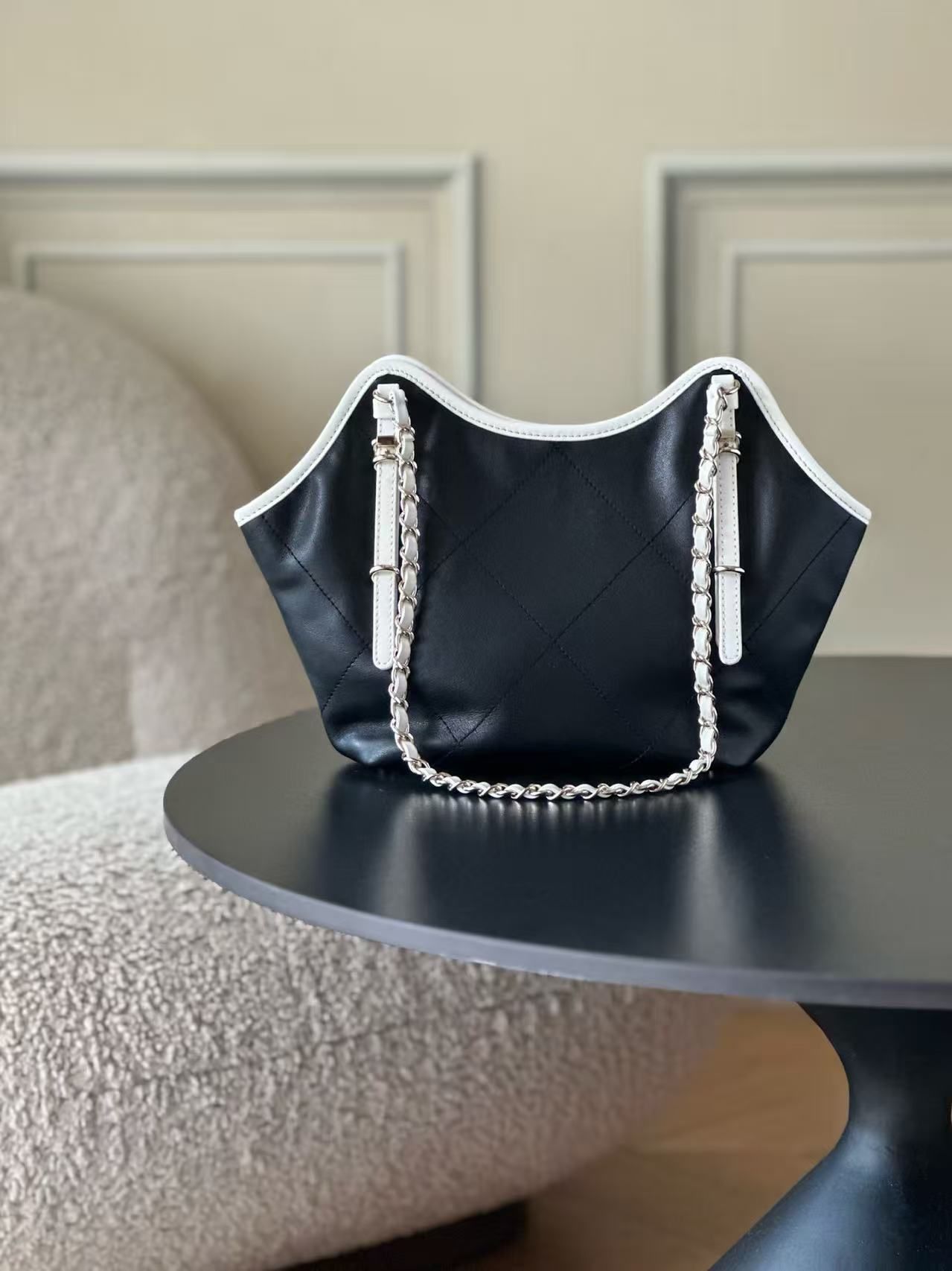 Chanel > Balsamic wavy rhombus tote with adjustable leather chain strap 图 2