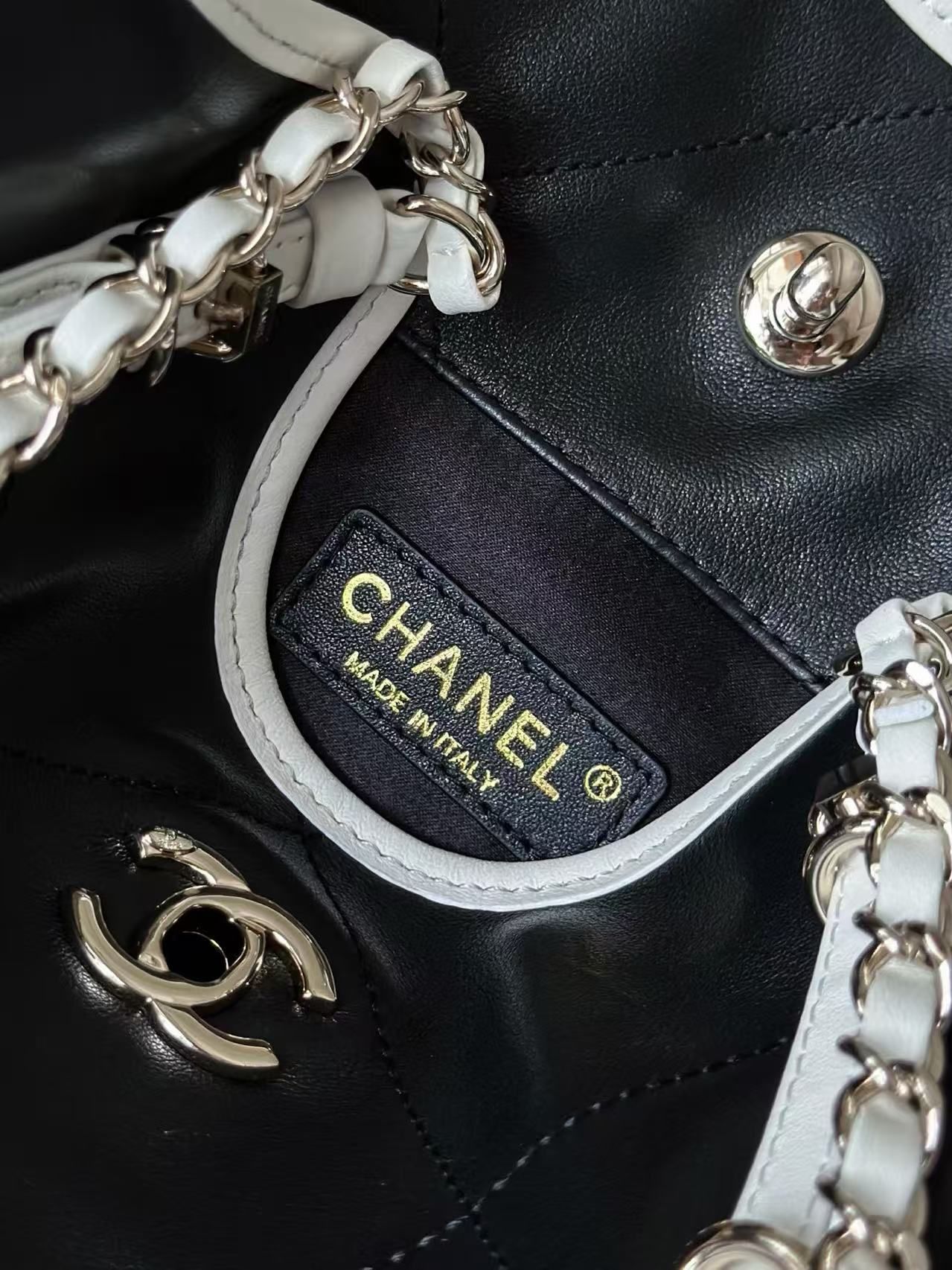 Chanel > Balsamic wavy rhombus tote with adjustable leather chain strap 图 5