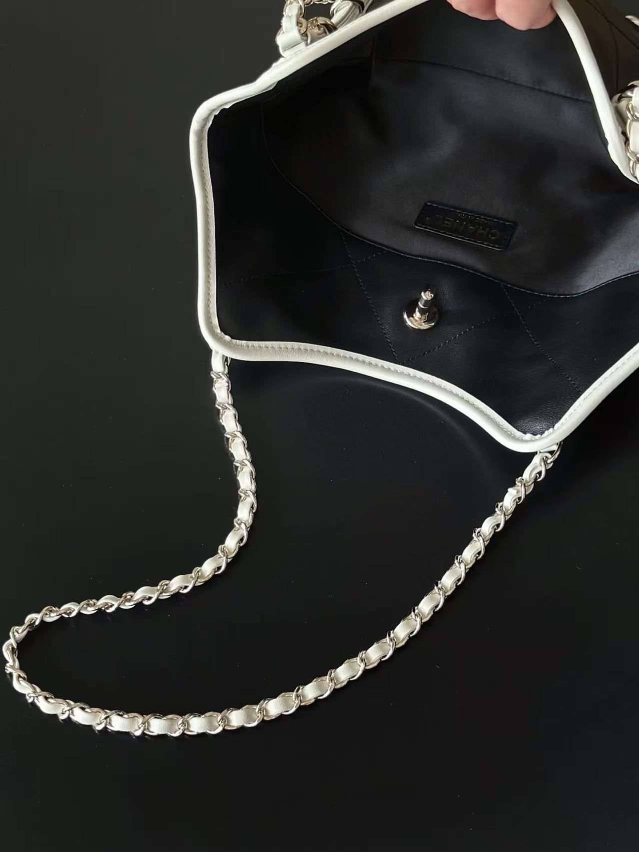 Chanel > Balsamic wavy rhombus tote with adjustable leather chain strap 图 6
