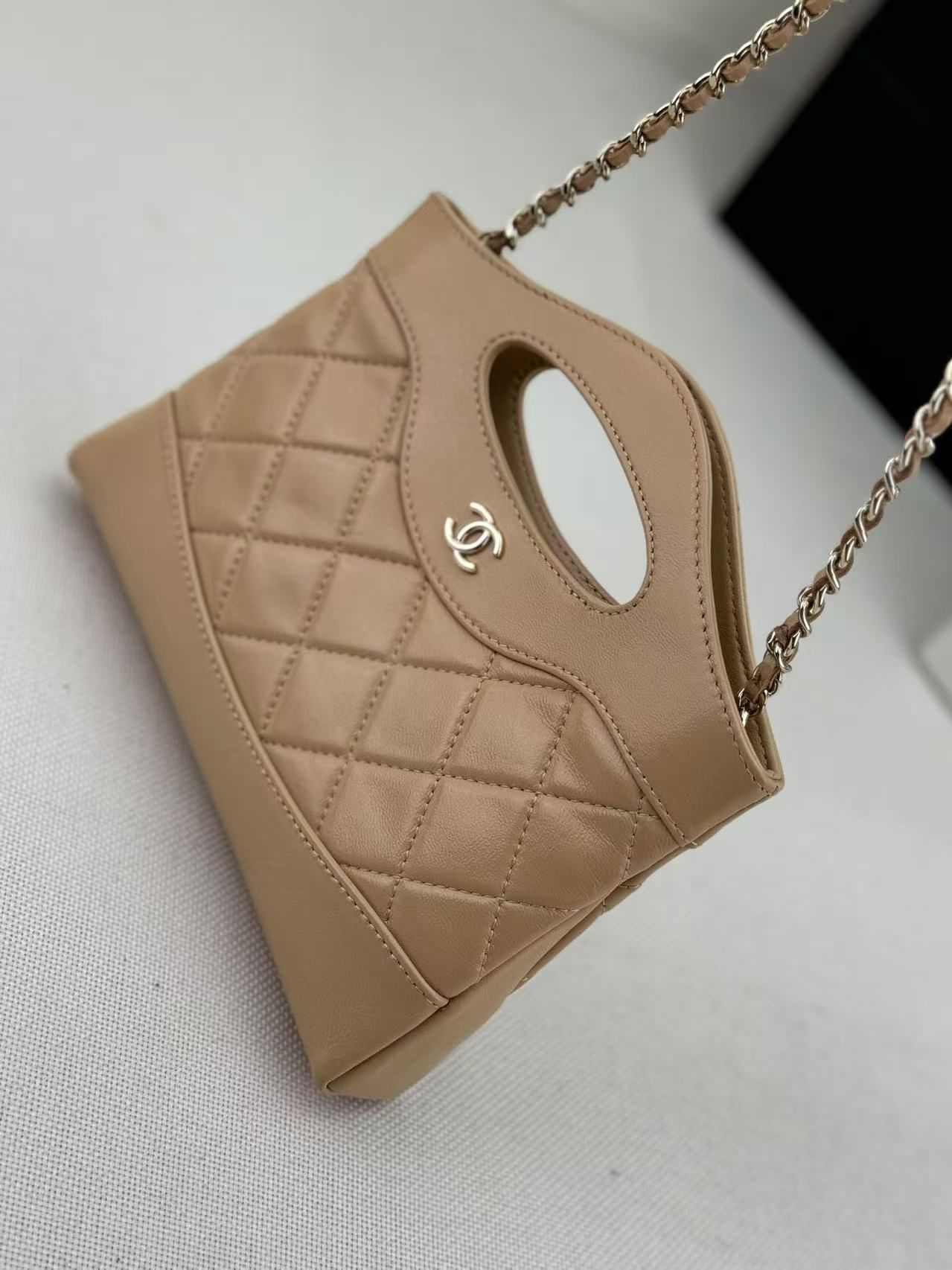 Chanel 2026 new hollow rhombus handbag women chain messenger bag light luxury commuter bag 6 colors optional 图 6