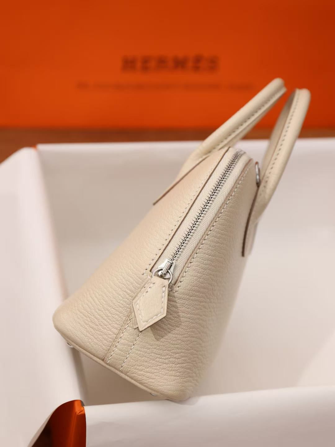 Hermès Lightweight Simple Metal Circle Earrings Elegant Commuter Versatile Earrings 图 5