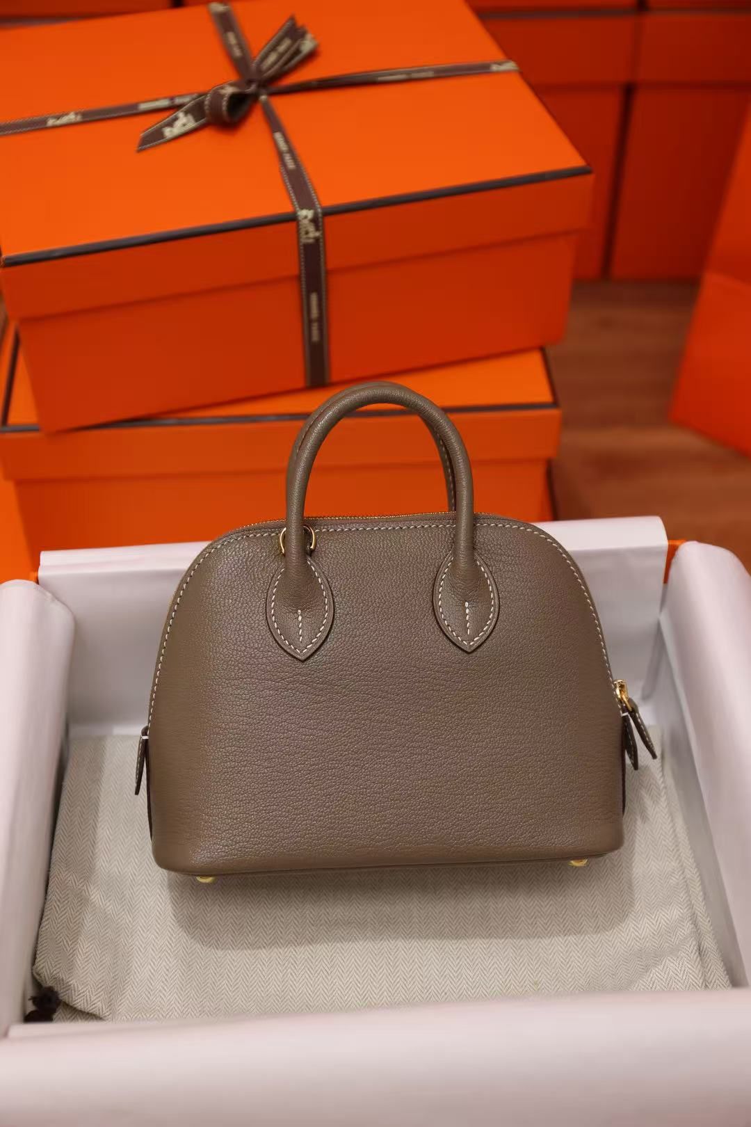 Hermès Title: Elephant Grey Mini Seashell with Lychee Pattern Handbag Crossbody Bag Light Luxury Elegant Women's Bag 图 6
